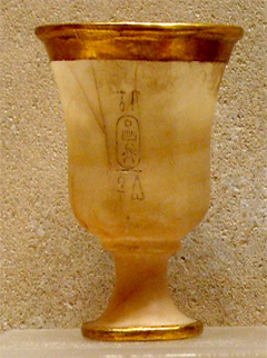 Κύπελλο από χρυσό και αλάβαστρο από τις Θήβες της Αιγύπτου (περ. 1479-1425 π.Χ.).