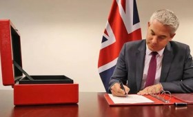 Brexit: Ο υπουργός Στήβεν Μπάρκλεϊ υπέγραψε την Πράξη Αποχώρησης (vid)
