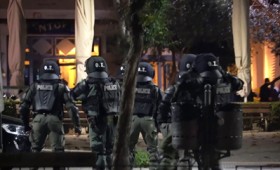Θεσσαλονίκη: Συγκρούσεις διαδηλωτών με την αστυνομία για το lockdown (vid)