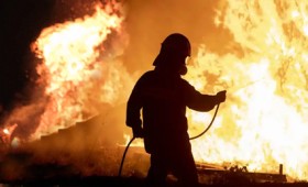 Μάχη με τις φλόγες σε Γορτυνία και Εύβοια για να σωθούν οικισμοί (vid)