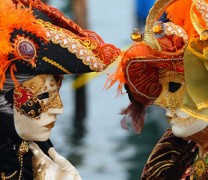 Οι περίφημες μάσκες του καρναβαλιού της Βενετίας (vid)