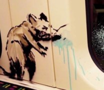 Δείτε τον Μπάνκσι να ζωγραφίζει στον υπόγειο του Λονδίνου (vid)