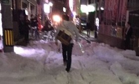 Μυστηριώδης αφρός κάλυψε ιαπωνική πόλη Μυστηριώδης αφρός κάλυψε ιαπωνική πόλη