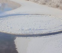 Ασυνήθιστος κύκλος πάγου στη Ρωσία (βίντεο)