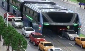 Ιπτάμενο λεωφορείο από την Κίνα (βίντεο) Ιπτάμενο λεωφορείο από την Κίνα (βίντεο)