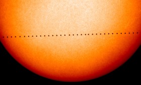 Ο Ερμής βολτάρει μπροστά από τον Ήλιο (Slooh) Ο Ερμής βολτάρει μπροστά από τον Ήλιο (Slooh)