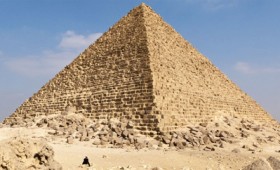 Η Μεγάλη Πυραμίδα φαίνεται τέλεια επειδή είναι ατελής
