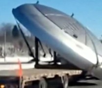 Φορτηγό μετέφερε UFO σε δρόμο των ΗΠΑ (βίντεο) Φορτηγό μετέφερε UFO σε δρόμο των ΗΠΑ (βίντεο)