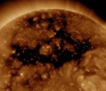 Μια σκοτεινή μάζα μεγαλώνει στον Ήλιο (βίντεο)