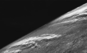 Η πρώτη φωτογραφία της Γης από το διάστημα Η πρώτη φωτογραφία της Γης από το διάστημα