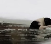 Ρώσος σώζει σκύλο από παγωμένη λίμνη (βίντεο)