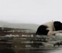 Ρώσος σώζει σκύλο από παγωμένη λίμνη (βίντεο) Ρώσος σώζει σκύλο από παγωμένη λίμνη (βίντεο)