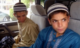 Δύο αγόρια μένουν παράλυτα μόλις δύσει ο Ήλιος (βίντεο) Δύο αγόρια μένουν παράλυτα μόλις δύσει ο Ήλιος (βίντεο)