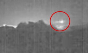 Φωτεινό μετέωρο πάνω από ενεργό ηφαίστειο (vid) Φωτεινό μετέωρο πάνω από ενεργό ηφαίστειο (vid)