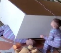 Μικρός Ηρακλής σώζει το αδελφάκι του (βίντεο)