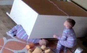 Μικρός Ηρακλής σώζει το αδελφάκι του (βίντεο) Μικρός Ηρακλής σώζει το αδελφάκι του (βίντεο)