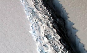 Ένα τεράστιο παγόβουνο ετοιμάζεται να αποκολληθεί Ένα τεράστιο παγόβουνο ετοιμάζεται να αποκολληθεί