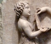 Ένα “laptop” σε ανάγλυφο της αρχαίας Ελλάδας Ένα “laptop” σε ανάγλυφο της αρχαίας Ελλάδας