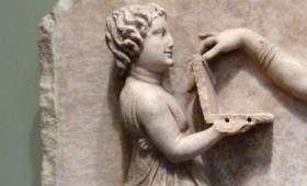 Ένα “laptop” σε ανάγλυφο της αρχαίας Ελλάδας Ένα “laptop” σε ανάγλυφο της αρχαίας Ελλάδας