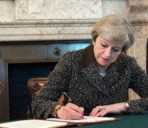 Η Μέι επισημοποίησε το Brexit με την υπογραφή της