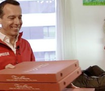 Κρίστιαν Κερν: ο πολιτικός που μοιράζει πίτσες! (vid)