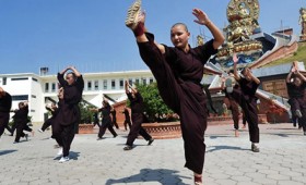 Διώχνοντας το κάρμα με μια κλωτσιά Διώχνοντας το κάρμα με μια κλωτσιά