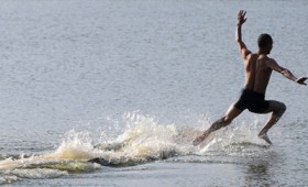 Σαολίν τρέχει 125 μέτρα πάνω στο νερό (βίντεο)