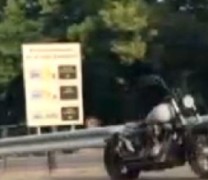 Μοτοσικλέτα «φάντασμα» σε δρόμο του Παρισιού (vid) Μοτοσικλέτα «φάντασμα» σε δρόμο του Παρισιού (vid)
