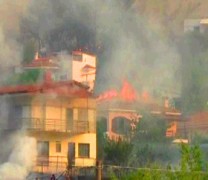 Σπίτια παραδόθηκαν στις φλόγες στον Κάλαμο (vid)