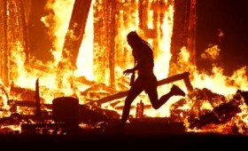 Κάηκε ζωντανός στο φεστιβάλ του Burning Man (vid) Κάηκε ζωντανός στο φεστιβάλ του Burning Man (vid)