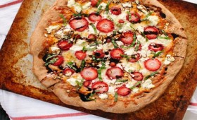 Συνταγή για πίτσα φράουλα με μοτσαρέλα!
