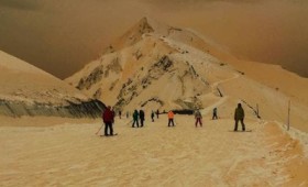 Τι συμβαίνει και το χιόνι απέκτησε πορτοκαλί χρώμα; Τι συμβαίνει και το χιόνι απέκτησε πορτοκαλί χρώμα;