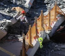 Κατάρρευση γέφυρας με τουλάχιστον έξι νεκρούς (vid) Κατάρρευση γέφυρας με τουλάχιστον έξι νεκρούς (vid)