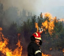 Μεγάλες φωτιές στην Ηλεία όπου καίγονται σπίτια