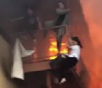 Κοπέλες πηδούν από κτίριο για να μην καούν ζωντανές