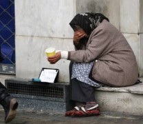 4.000.000 Έλληνες στα πρόθυρα της φτώχειας 4.000.000 Έλληνες στα πρόθυρα της φτώχειας