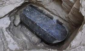 Το μυστήριο της γιγαντιαίας μαύρης σαρκοφάγου (vid) Το μυστήριο της γιγαντιαίας μαύρης σαρκοφάγου (vid)