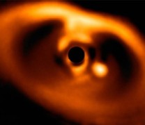 Φωτογράφισαν για πρώτη φορά νεογέννητο εξωπλανήτη