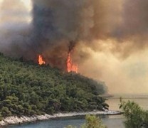 Μαίνεται η μεγάλη πυρκαγιά στη Σκόπελο (vid)