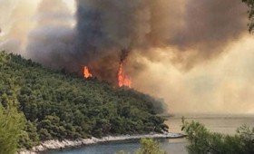 Μαίνεται η μεγάλη πυρκαγιά στη Σκόπελο (vid) Μαίνεται η μεγάλη πυρκαγιά στη Σκόπελο (vid)