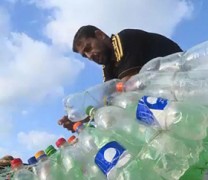 Γάζα: Ψαρόβαρκα από πλαστικά μπουκάλια (vid)