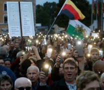 Σιωπηλή διαμαρτυρία κατά μεταναστών στη Γερμανία (vid)