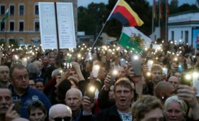 Σιωπηλή διαμαρτυρία κατά μεταναστών στη Γερμανία (vid)