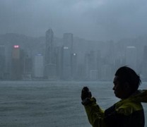Ο σούπερ τυφώνας Μάνγκουτ χτυπά το Χονγκ Κονγκ (vid)