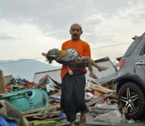 Στους 832 οι νεκροί από το τσουνάμι στην Ινδονησία (vid)