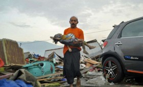 Στους 832 οι νεκροί από το τσουνάμι στην Ινδονησία (vid) Στους 832 οι νεκροί από το τσουνάμι στην Ινδονησία (vid)