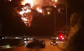 Ανεξέλεγκτη μαίνεται η πυρκαγιά στη Σάμο Ανεξέλεγκτη μαίνεται η πυρκαγιά στη Σάμο