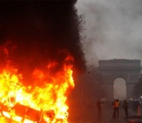 Βίαιες διαδηλώσεις συγκλονίζουν το Παρίσι (vid)