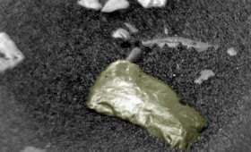 Το Curiosity βρήκε μια χρυσή πέτρα στον Άρη (vid)