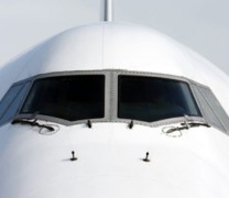 Πιλότος προσπάθησε να μπει στο αεροπλάνο από το παράθυρο του κόκπιτ (vid)